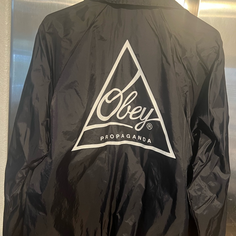 Chamarra negra ,marca obey , talla mediana.